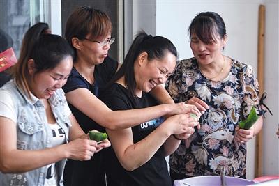 6月2日,出租房内,杨雨菲和同是陪读家长的邻居们一起包蜜枣粽子。