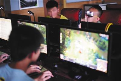 2012年7月9日，山西太原，网吧里上网的少年。资料图片/视觉中国