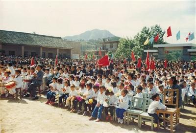 1990年5月19日，老师、学生和家长参加金寨县希望小学剪彩仪式 （翻拍金寨县希望小学资料图）。