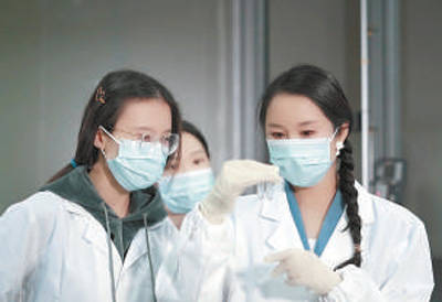 韩晓乐（右）和学生在实验室。　　资料图片
