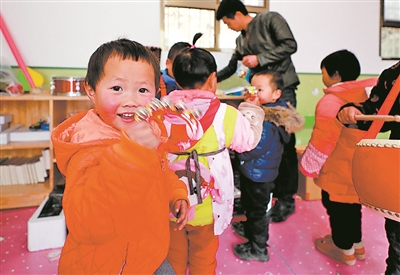 1月4日，文县梨坪镇元头村扶贫工作队为幼儿园添置了新玩意儿，孩子们玩得很开心。
