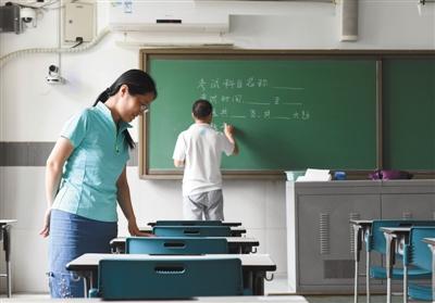 6月6日,北京101中学,监考老师在考场做最后检查。