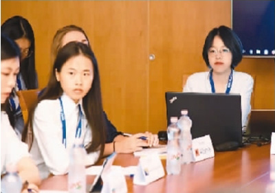 今年5月，黄飘莹(中)作为经济委员会的主席参加了中欧青年领袖论坛，主持了围绕中国和16个中东欧国家的“模拟16+1”中欧领袖论坛。图为她在主持会场。（图片来源于网络）