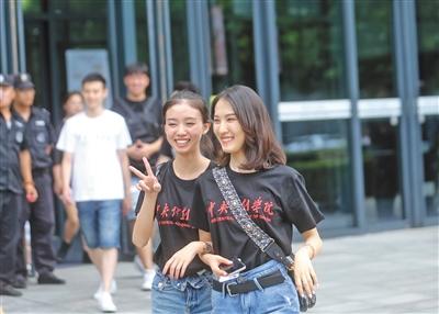 8月22日,中央戏剧学院昌平校区迎来2019级新生。两个女孩身穿中戏T恤合影。新京报记者 王贵彬 摄