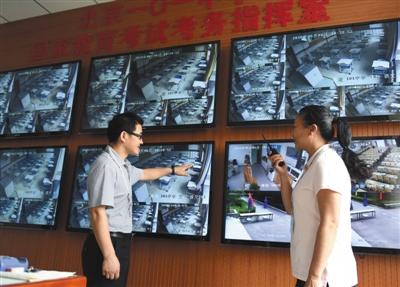 6月6日,北京101中学,老师在调整摄像头确保监控无死角。