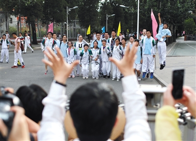 留念 6月8日，人大附中考点，考完的学生在门口合影留念。新京报记者 浦峰 摄