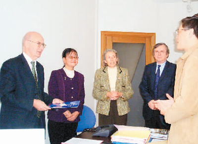 2005年,端木美(左二)在法国巴黎第一大学与时任校长、著名经济学家(左一)皮埃尔-伊夫·赫宁教授及相关老师进行探讨。