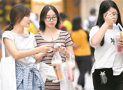 饮料好喝,须有节制。图为市民在街道上喝果汁。(资料图片) 广州日报全?#25945;?#35760;者黎旭阳 摄