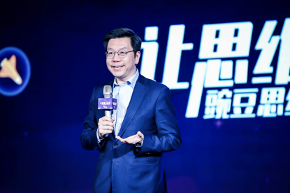 图:李开复博士出席“让思维飞起来”豌豆思维战略发布会