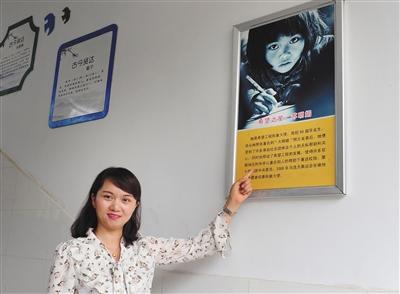 5月29日，安徽六安金寨三合实验学校，苏明娟和当年自己的照片合影。图/视觉中国