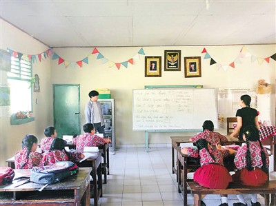 范旭在留学期间，还去印尼巴厘岛的小学支教，做国际义工。