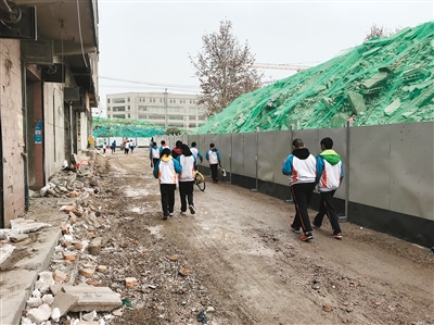 昨日，红庙小学的学生中午放学后从“施工现场”穿过