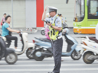 六月七日，交警在广西南宁三十六中学考点指挥车辆通行。
　　庞革平 喻湘泉摄影报道