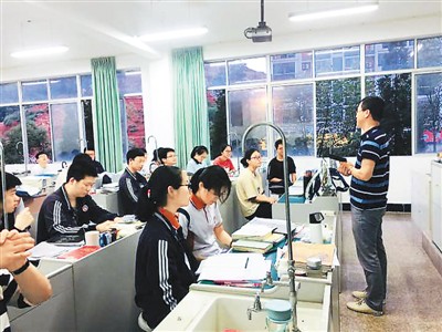 图为著名侨乡浙江省青田中学的考生们正在备战高考。　　（来源：青田中学供图）