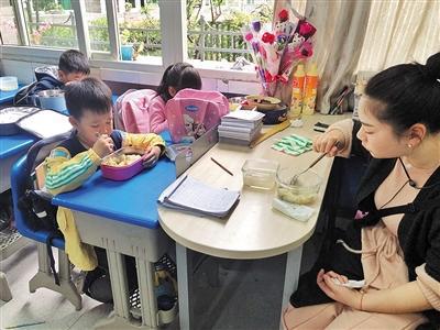 杨石路小学，老师和孩子们一起吃午饭。 上游新闻记者 刘力 摄