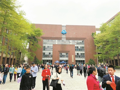 广东实验中学附属天河学校小升初开放日人头攒动。