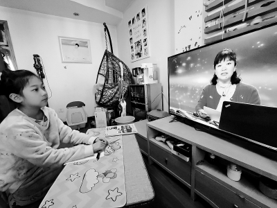 石景山实验小学五年级学生张鑫玥在家进行在线学习。