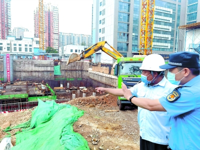 ▲昨天,石景山区八角街道综合行政执法队深入辖区施工工地进行巡查,督促施工单位停止夜间施工,给备战高考的学子们营造一个良好的复习环境。本报记者 吴镝摄