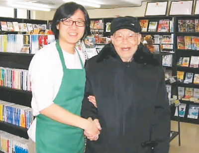 宋东（左）与书店读者