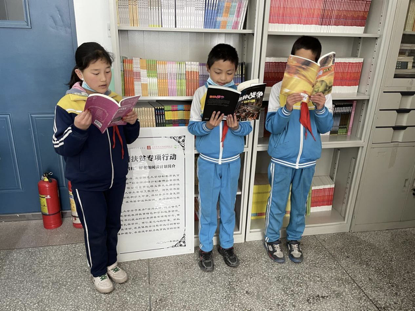 　青海西宁邦巴完全小学学生在阅读