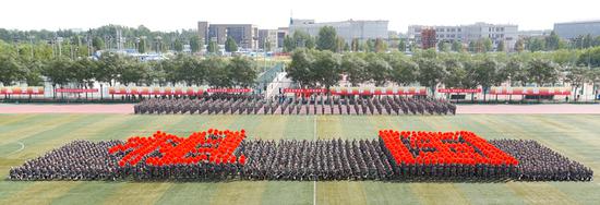 中央财经大学新生用嘹亮歌声告白祖国 （赵峰、赵雨泉/摄）