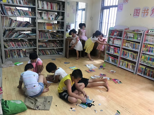 番禺区新桥村的流动儿童很多，村里的社区活动中心专门为孩子们建造了阅览室。 本文图片 半月谈网
