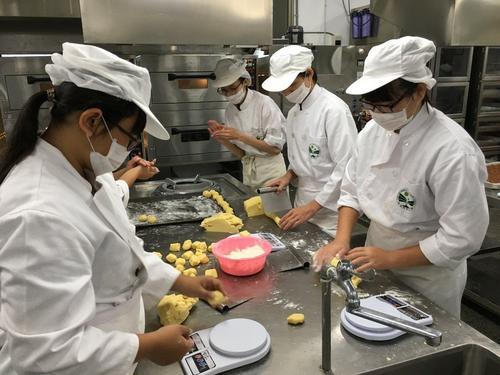 台湾云林县义峰高中餐饮科学生每年中秋节，自制土凤梨酥送暖。（台湾《联合报》/记者陈雅玲 摄）