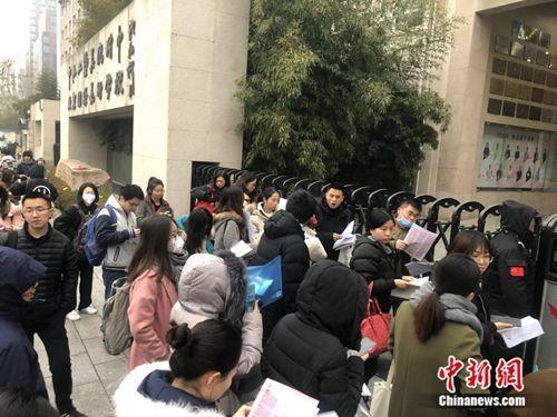 北京中央工艺美术学院附中考点,考生准备进入考场。 冷昊阳 摄