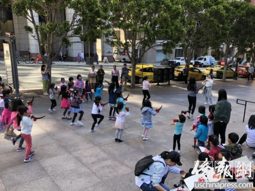 孩子们一点都不胆怯街头表演(美国侨报网)