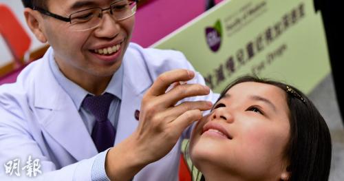 研究人员为一名女童滴低浓度“阿托品眼药水”。图片来源：香港《明报》/刘焌陶 摄