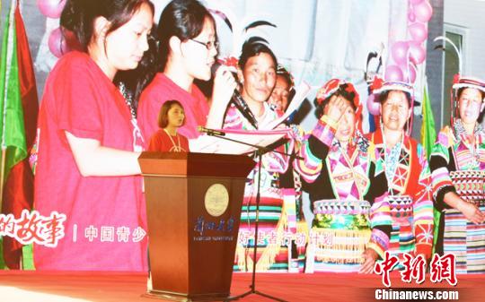 　　近日，来自香港、澳门、台湾和内地18所高校的80名青年代表齐聚兰州大学，共同开启“2018文化遗产友好使者丝绸之路研习营”活动。图为志愿者分享青年守护文化遗产故事。　罗坤　摄