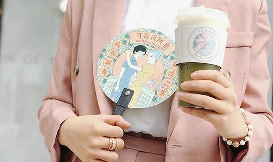喜茶与百雀羚的联名产品。图片来源:网络