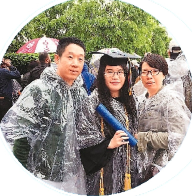 罗小玲（右）参加女儿的毕业典礼（图片源于人民日报海外版）