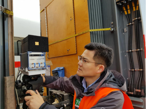 北京交通大学官科副教授在高铁现场进行电波传播与无线信道测量
