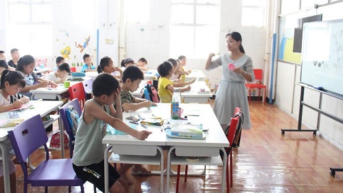 中国工厂尝试用育儿福利吸引工人。图为广东东莞一家工厂的临时托儿所。(英国《金融时报》网站)