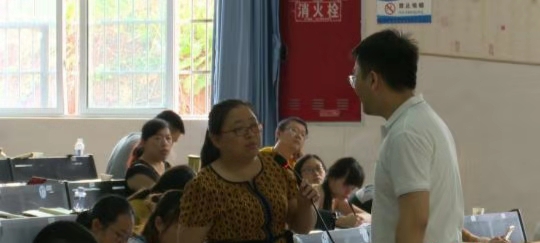 武鹏屹在培训课现场与四川当地乡村教师进行互动。 吕杨 摄
