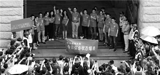 在语文考试前,杭高老师们送出的彩蛋。本报记者 吴煌 倪雁强 王建龙 拍友 奕婷婷 摄