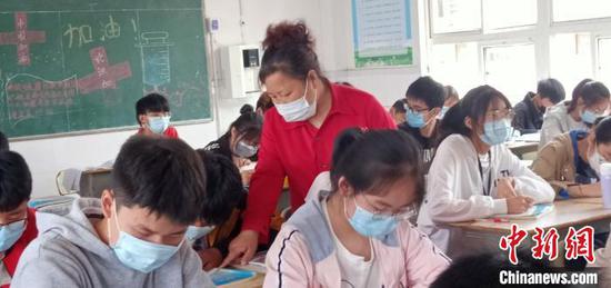 新冠肺炎疫情期间，司万平在教室里上课。受访者供图