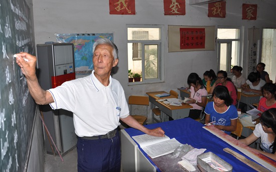 2012年9月9日，叶连平在给留守儿童上课。视觉中国供图