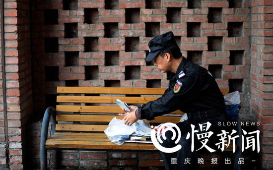 收起绘画工具,换上保安服,吕跃准备上夜班。