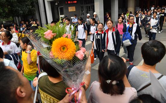 中考结束，考生们缓步走出北京市文汇中学考点。新京报记者 李木易 摄