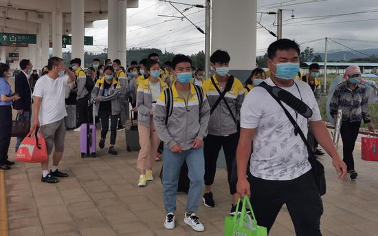 动车开通后,学生们的赶考路便捷了很多。通讯员 郭婧 摄