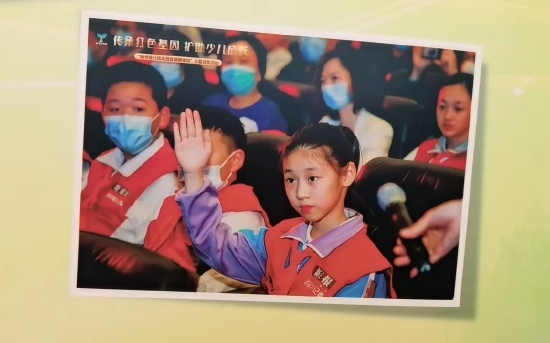 “护苗有我”主题展览中,出现了新京报小记者的身影。图为北京市2021年“绿书签行动走进首都博物馆”活动中,新京报小记者提问“护苗”主责人员。新京报记者 杨菲菲 摄