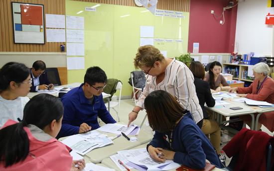 来宾与国际部老师v老师共绘画治五初中水图片