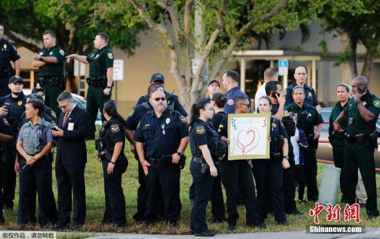 当地时间2018年2月28日，美国佛罗里达州帕克兰发生枪击案的道格拉斯中学复课，学生和教职工重返校园，大批警察出动维护治安。2月14日一名19岁的枪手在学校里开枪，造成17人死亡。