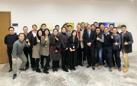 中德班學生與費鴻萍副教授及德方教授合影
