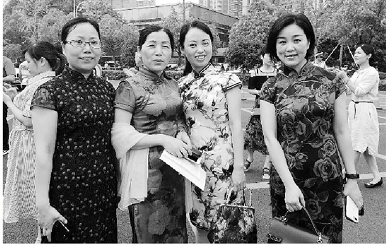 杭二中滨江校区一些学生家长不约而同穿起旗袍。