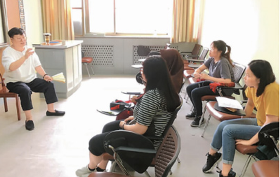 在天津师范大学国际教育交流学院，张楠在给来华留学生上快板课