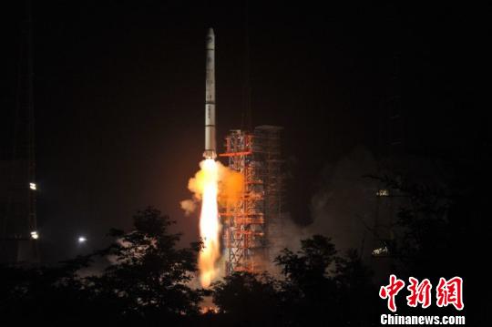 中国第三十二颗北斗导航卫星在西昌卫星发射中心成功发射。　张铮逸　摄