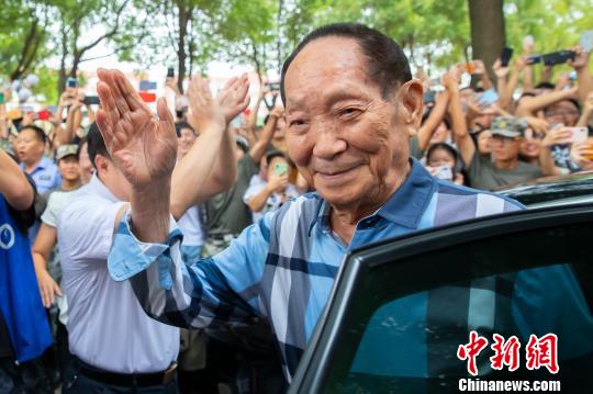 袁隆平受到湖南农业大学学生热烈欢迎。 熊阳俊 摄